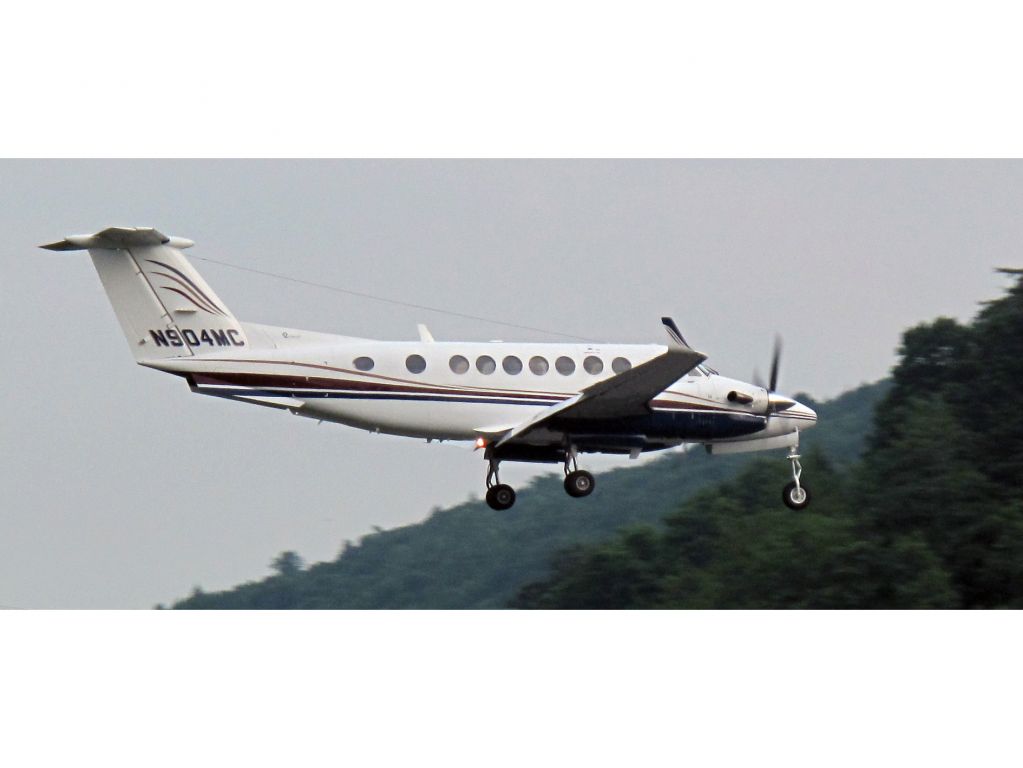 Beechcraft Super King Air 350 (N904MC) - Landing RW26.