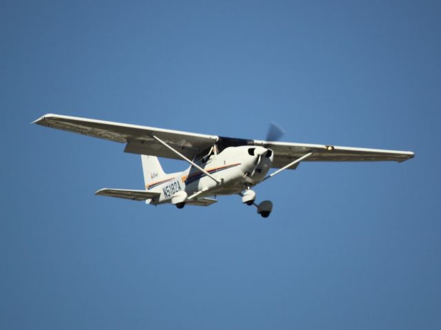 Cessna Skyhawk (N5182A) - Landing at SNA on 04/01/2011, Clear Day