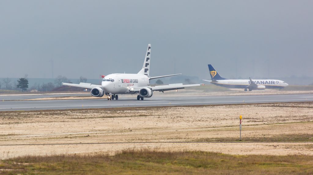 BOEING 737-300 (TS-ICB)