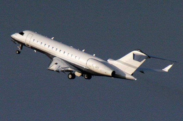 Bombardier Global Express (T7-OKY) - Airborne off rwy 28 on 21-Jan-20.