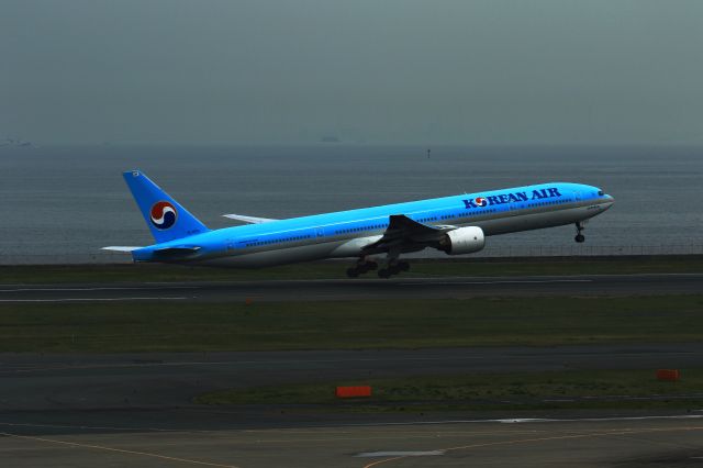 BOEING 777-300 (HL7573)