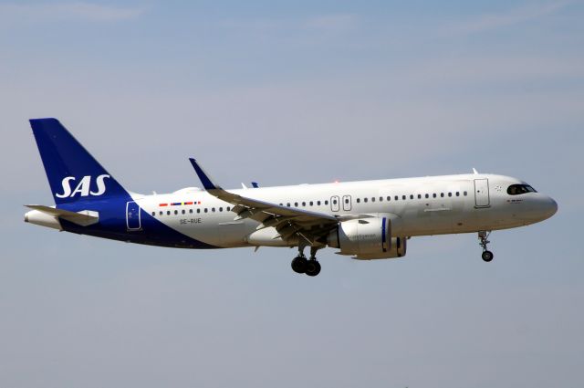 Airbus A320neo (SE-RUE) - On short finals for rwy 09L on 30-Jul-24 operating flight SAS809 from ENGM.