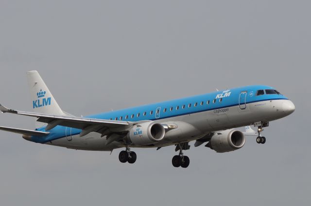 Embraer 170/175 (PH-EZM) - Embraer ERJ190
