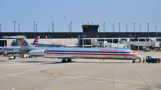 McDonnell Douglas MD-82 (N7528A) - American Airlines McDonnell Douglas MD-82 N7528A in Chicago