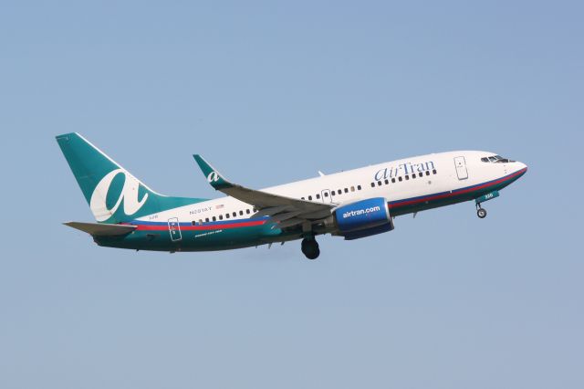 Boeing 737-700 (N281AT) - AirTran Flight 691 departs Runway 14 at Sarasota-Bradenton International Airport