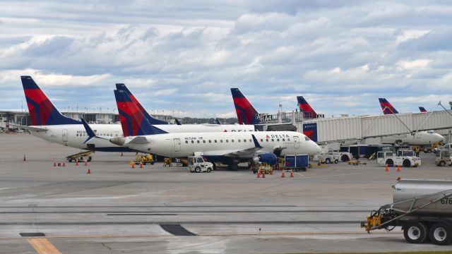Embraer 170/175 (N875RW) - Delta Embraer ERJ-170LR N875RW in Detroit 