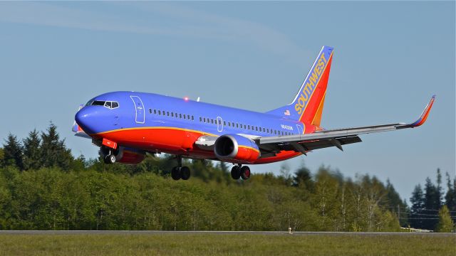 BOEING 737-300 (N643SW) - SWA8700 from KPHX on final to Rwy 34L on 4/29/14. (LN:2843 / cn 27716).