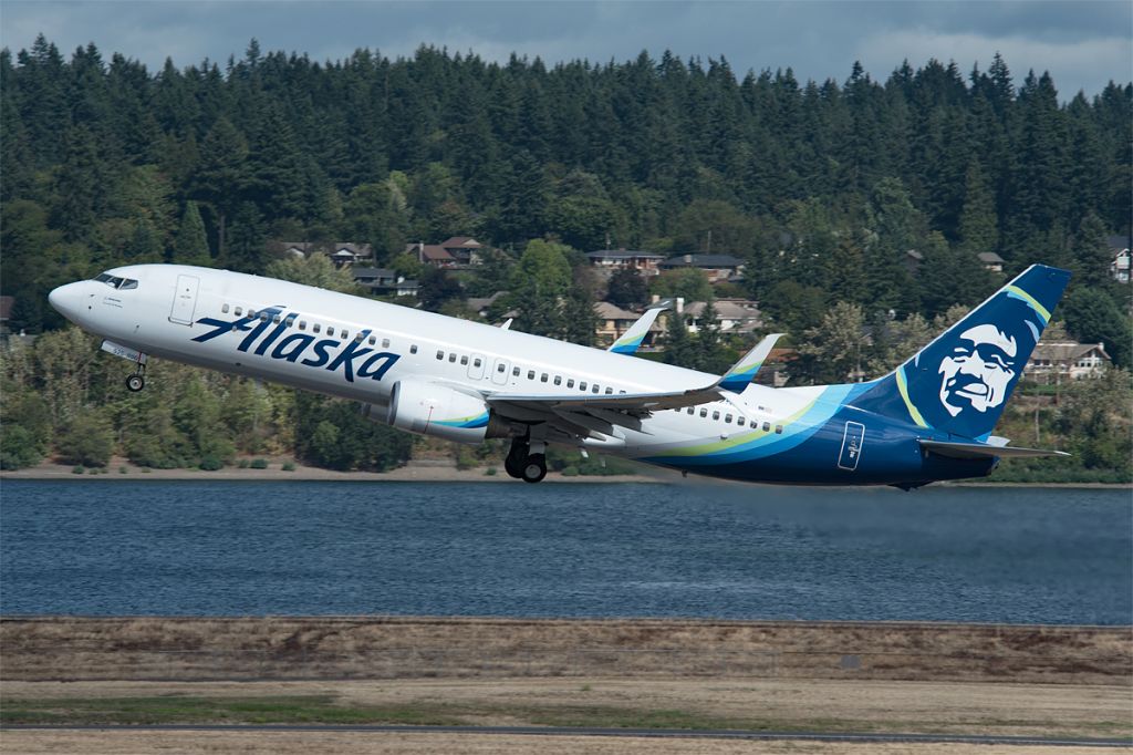 Boeing 737-800 (N525AS)