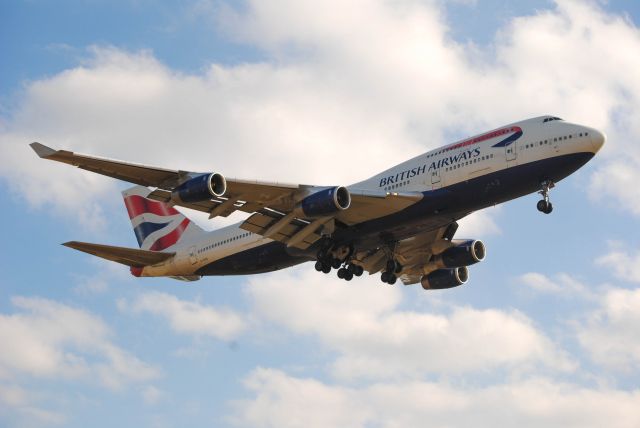 Boeing 747-400 (G-CIVG) - 12/18/2013: British Airways Boeing 747-436 (G-CIVG) on final for Runway 27L at KIAH. 