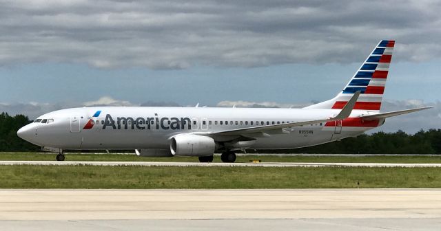 Boeing 737-800 (N955NN) - Just arrived from DFW.  The 737-800 just replaced the MD-80 on this route.