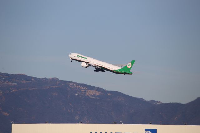 BOEING 777-300ER (B-16717)