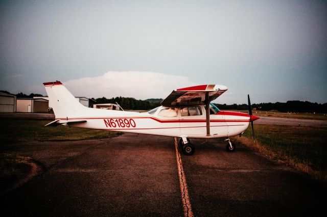 Cessna Skyhawk (N61890)