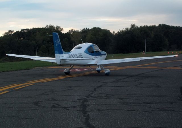 Cirrus SR-22 (N813JE) - "line up and wait" runway 11.