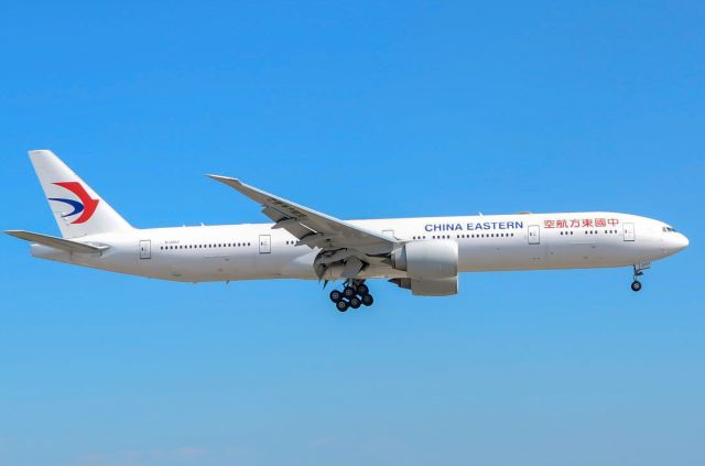 BOEING 777-300 (B-2003) - Here is a China Eastern B777-300ER on final for 23 at Toronto Pearson Airport. Date taken July 18th