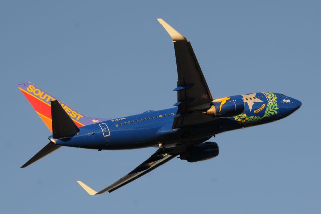 Boeing 737-700 (N727SW) - Peeling out of BWI at days end picking up the last rays of a setting sun.