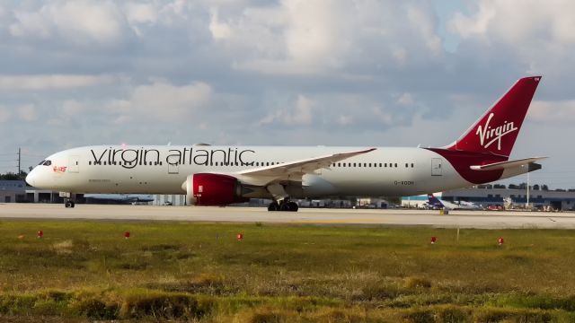 Boeing 787-8 (G-VOOH) - Taxiing towards the runway.