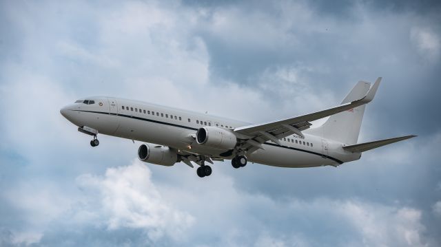 Boeing 737-700 (N311MS) - The JPATS bird makes its bi-weekly arrival at KEFD on RWY04, taken from the access road