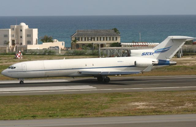 Boeing 737-700 (N199AJ)