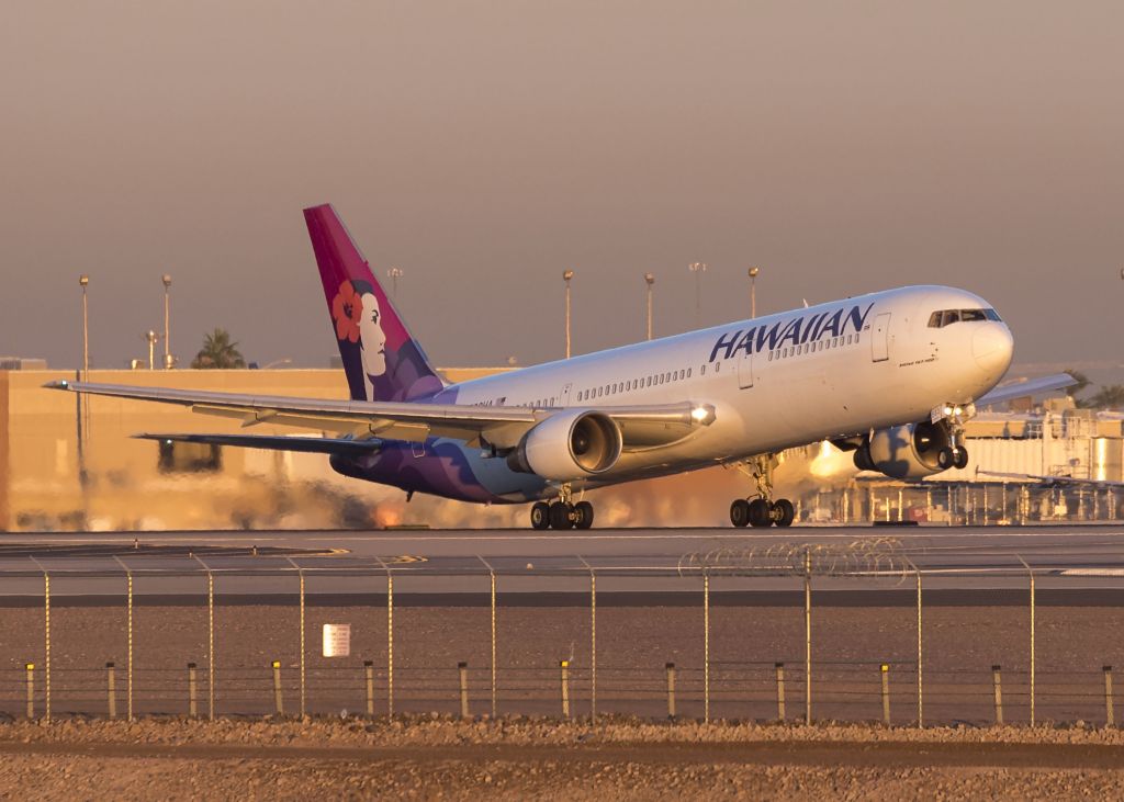 BOEING 767-300 (N583HA)