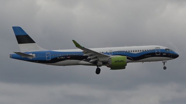 OSKBES-MAI Kityonok (YL-CSJ) - Air Baltic (Estonian Flag Livery)