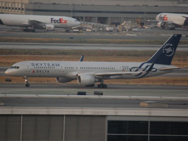 Boeing 757-200 (N722TW)
