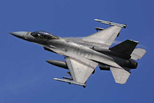 Lockheed F-16 Fighting Falcon (88-0527) - One of the stingers from the 180th Fighter Wing, OH Air Guard tearing up the skies above Toledo Airport last weekend (15 May 2022).