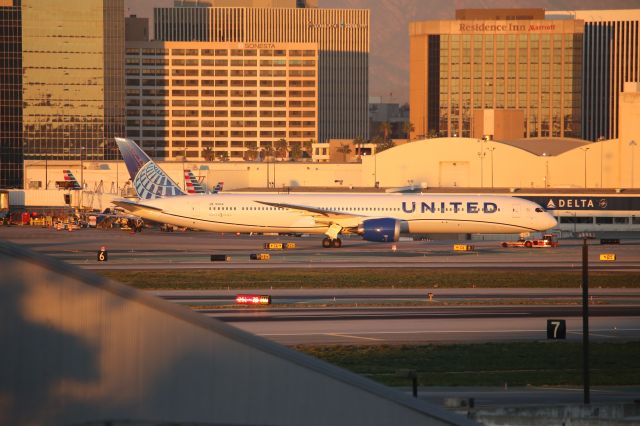 BOEING 787-10 Dreamliner (N13018)