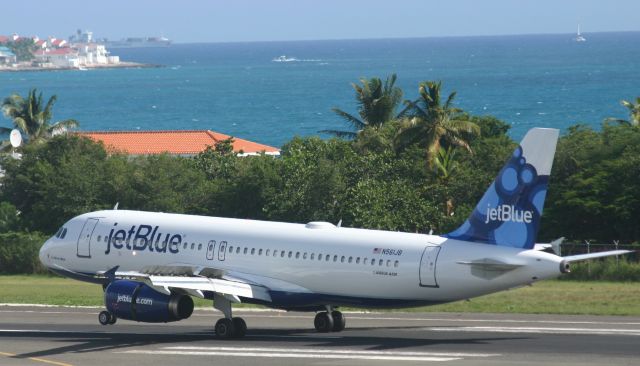 Airbus A320 (N561JB)