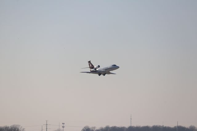 Dassault Falcon 900 (N984BX) - Strong headwind+light load = VERY early rotation for this Falcon 900.