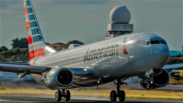 Boeing 737-800 (N898NN)