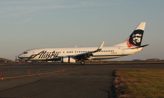 Boeing 737-800 (N585AS) - Landing on 4R