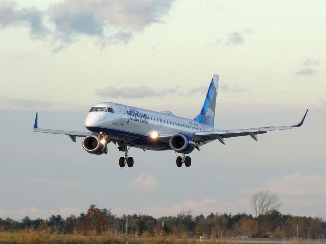 Embraer ERJ-190 (N190JB)