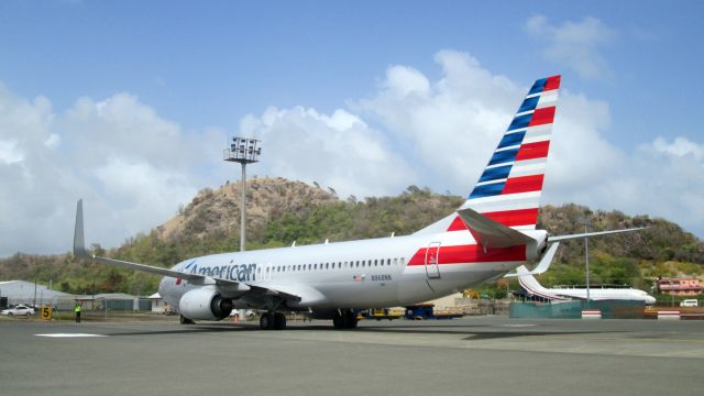 Boeing 737-800 (N968NN)
