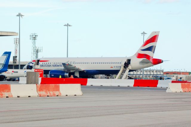 Airbus A320 (G-EUYW)