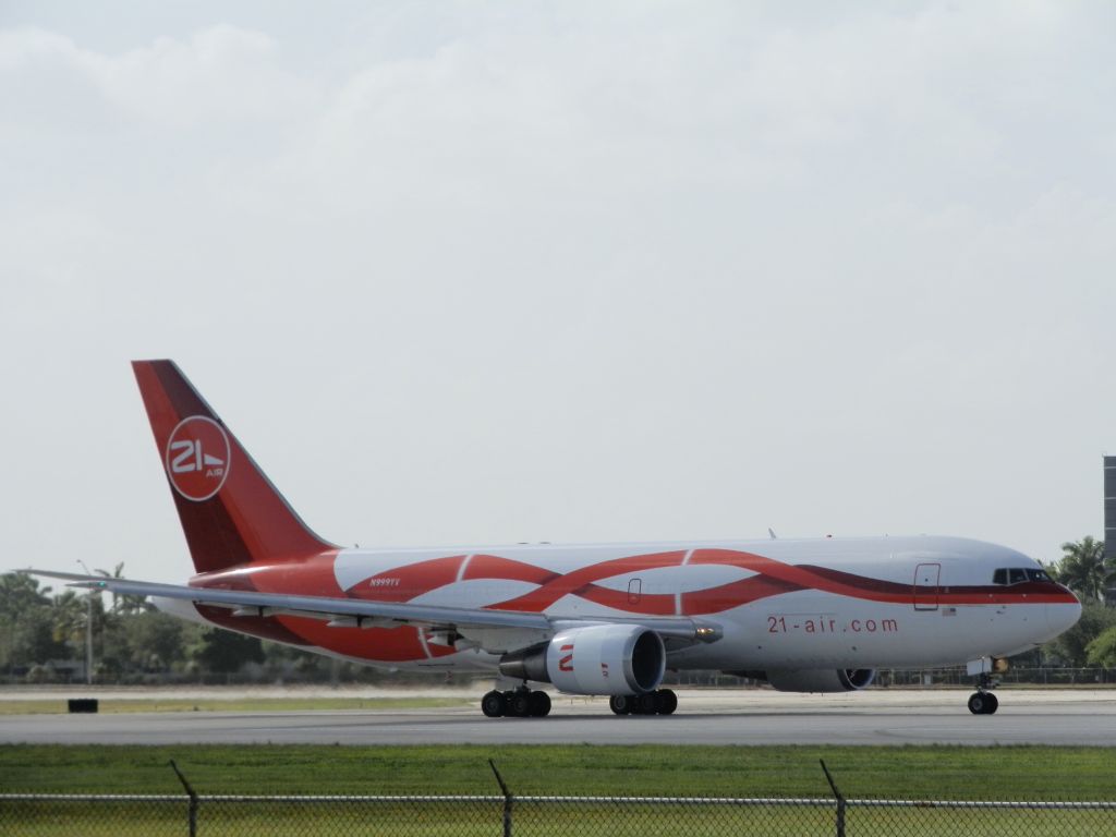 BOEING 767-200 (N999YV)