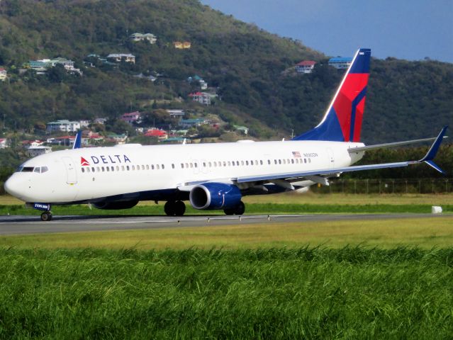 Boeing 737-900 (N880DN)