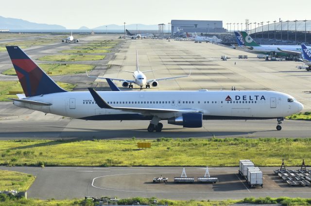 BOEING 767-300 (N188DN)