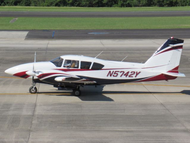 Piper Aztec (N5742Y)