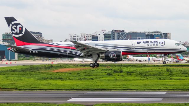 Boeing 757-200 (B-2821)