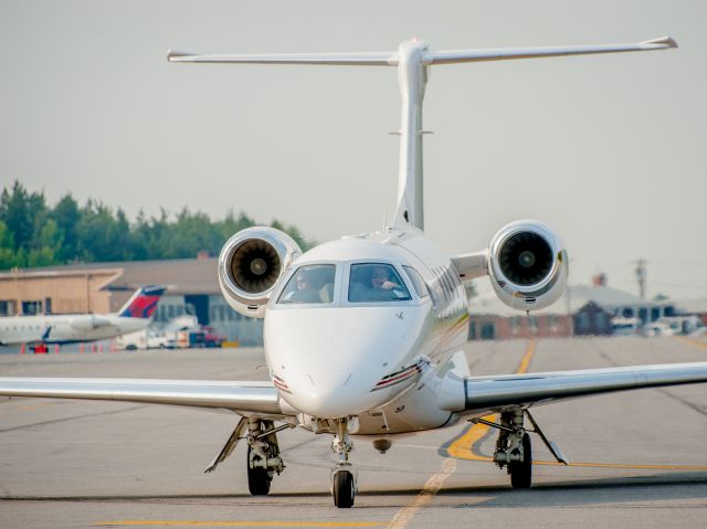 Embraer Phenom 300 —