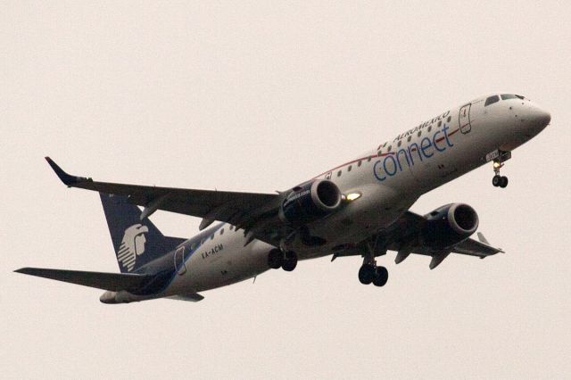 Embraer ERJ-190 (XA-ACM) - Aeromexico Connect (Aeroliteral) Embraer E190 short final 27R from Monterrey.