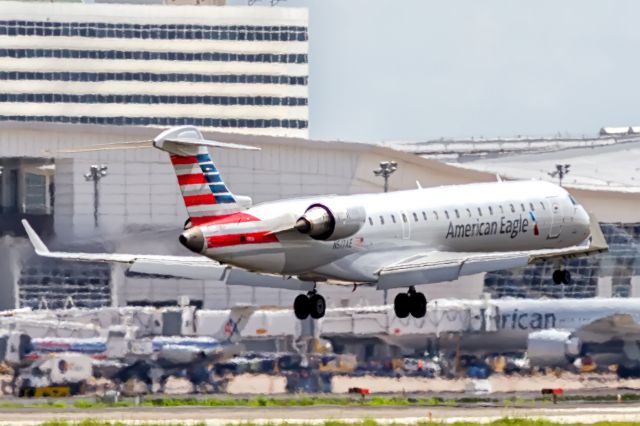 Canadair Regional Jet CRJ-700 (N517AE)