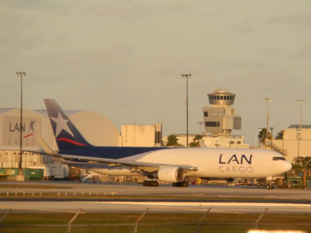 BOEING 767-300 (N524LA)