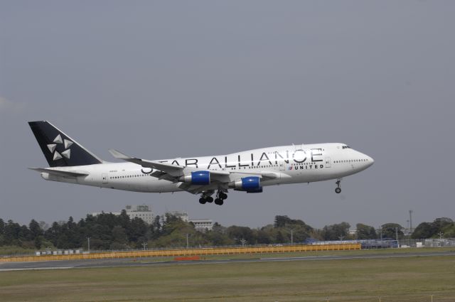 Boeing 747-400 (N121UA) - Landing at Narita Intl Airport 16R on 2010/5/3 Star Alliance c/s