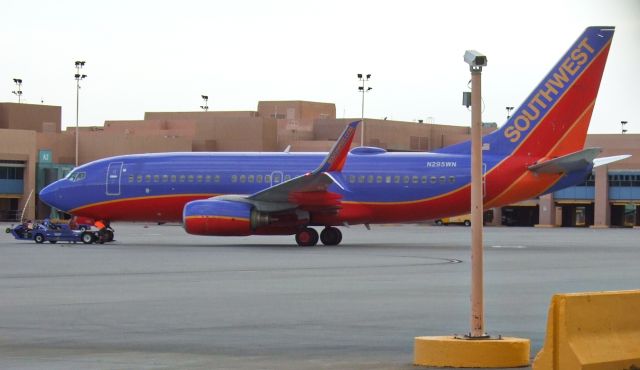 Boeing 737-700 (N295WN) - Pushing back, engine startup