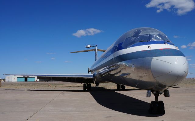 McDonnell Douglas MD-82 —
