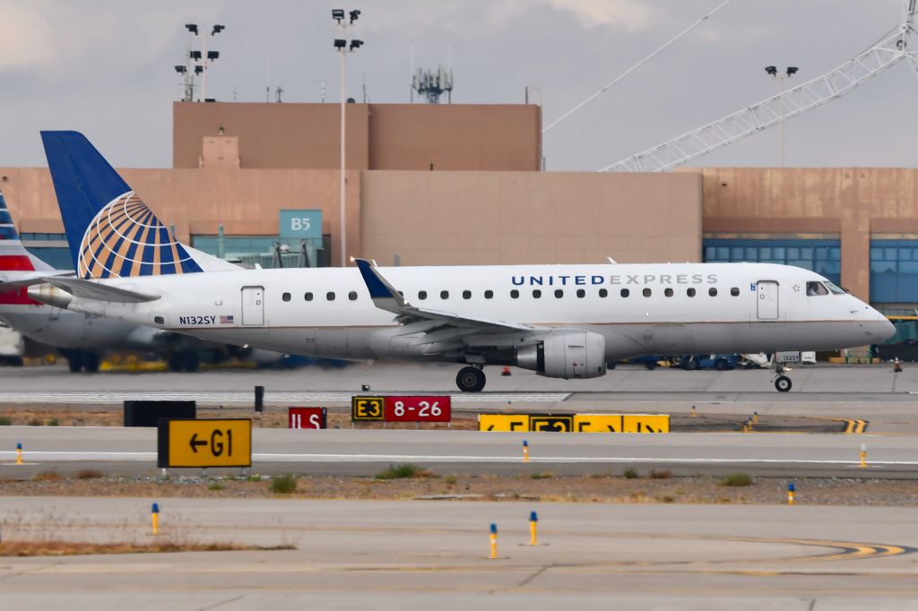 Embraer 175 (N132SY)