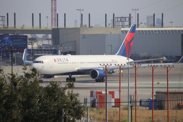 BOEING 767-300 (N169DZ)