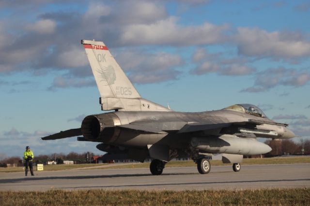 Lockheed F-16 Fighting Falcon (AFR89025) - Final check before the "Thumbs Up" from Ground Crew Go-To-Taxi.