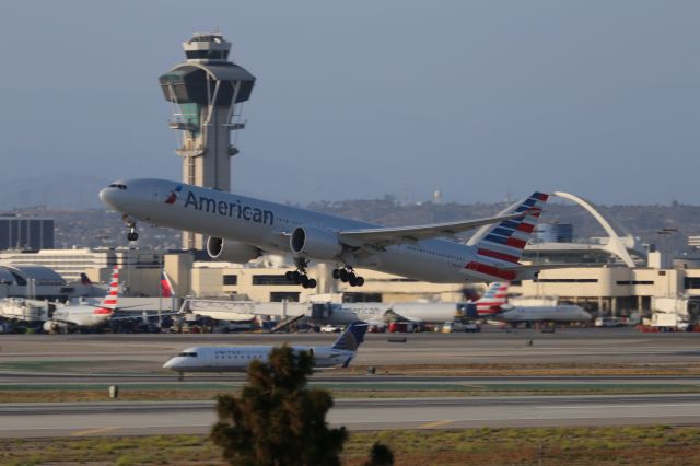 BOEING 777-300ER (N725AN)